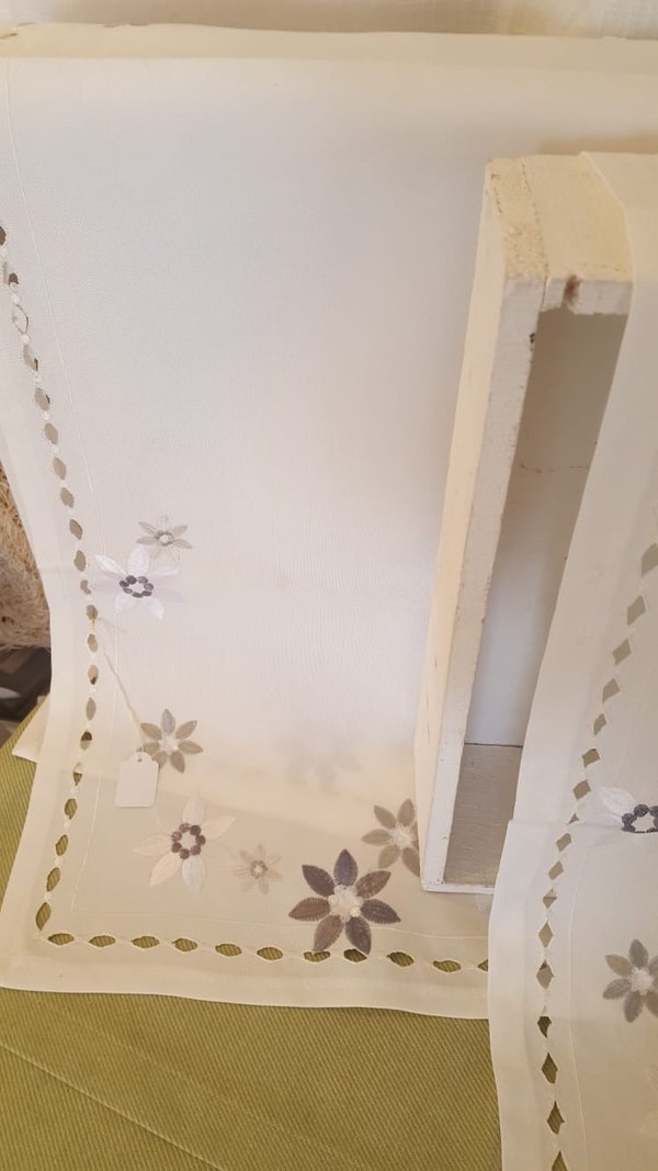 Läufer 40 x 140 cm mit bestickten Blüten